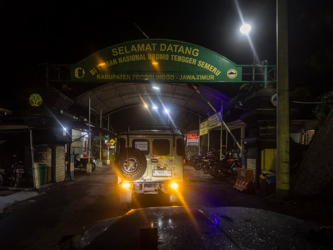 Jeep před svítáním u Cemoro Lawang při cestě na Bromo
