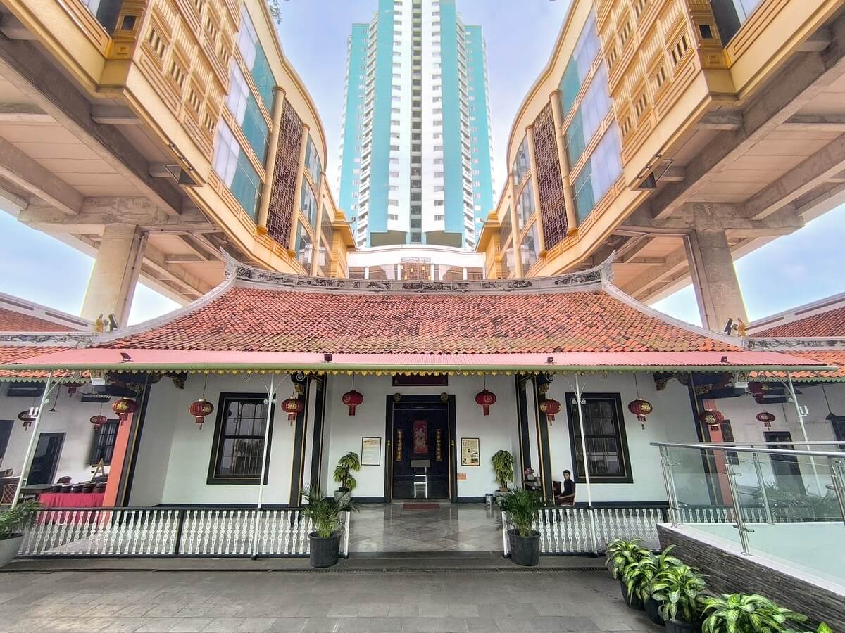 Tradiční čínská budova u hotelu Novotel Jakarta Gajah Mada