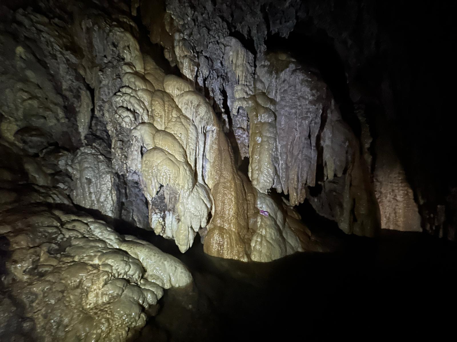 Goa Tetes u vodopádu Tumpak Sewu