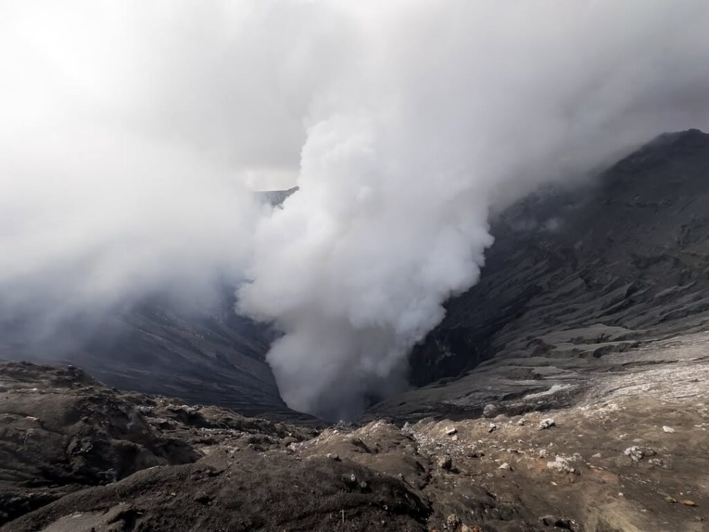 Kouř stoupající z kráteru sopky Bromo