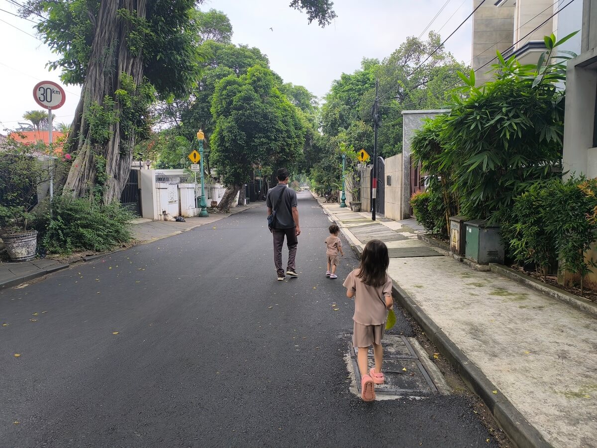 Ulice ve čtvrti Menteng v centrální Jakartě