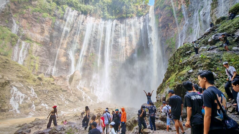 Lidé u vodopádu Tumpak Sewu