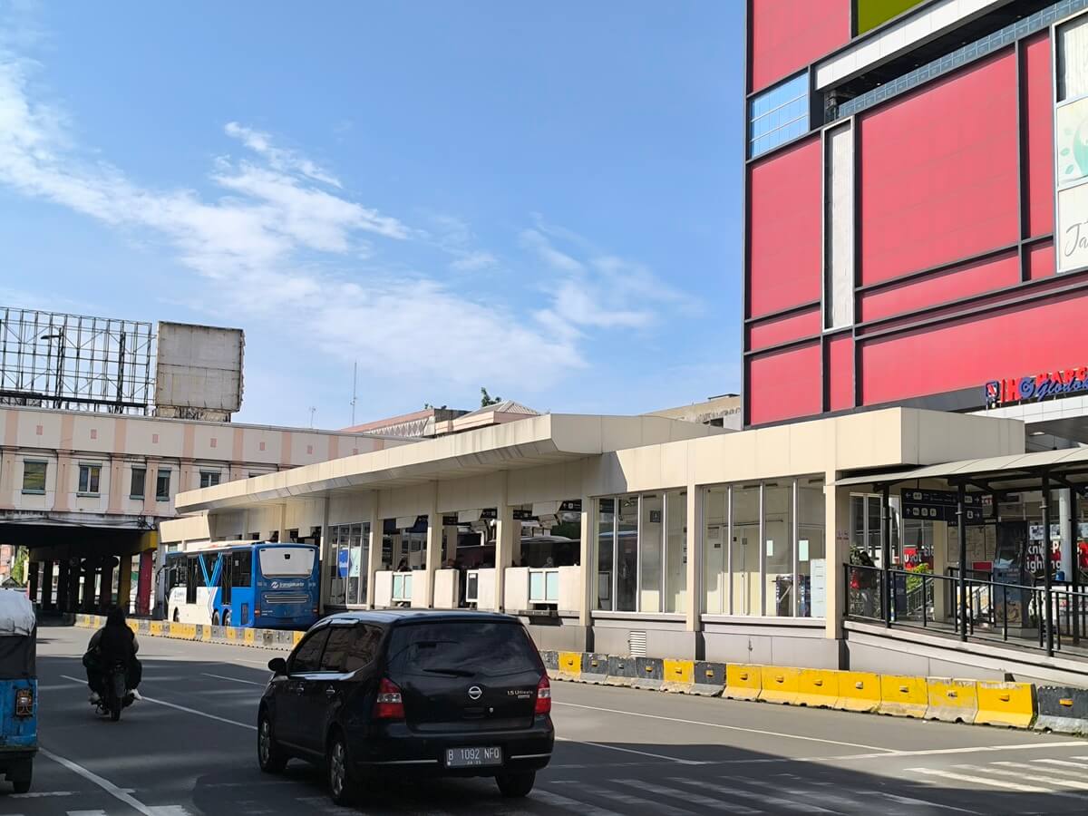 Zastávka TransJakarty ve čtvrti Glodok v Jakartě