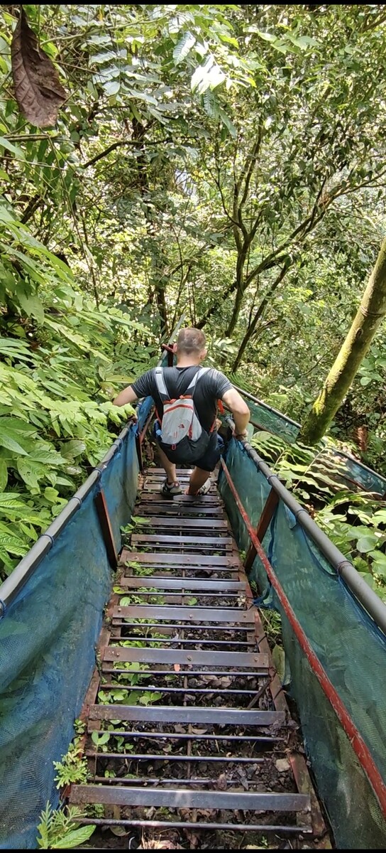 Kluzká cesta při treku k Tumpak Sewu