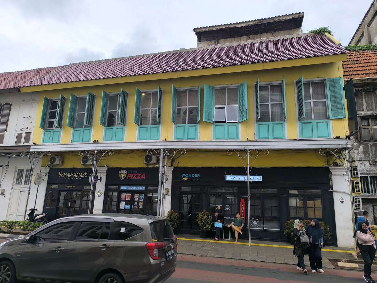 Budova hostelu Wonderloft v historické části Jakarty