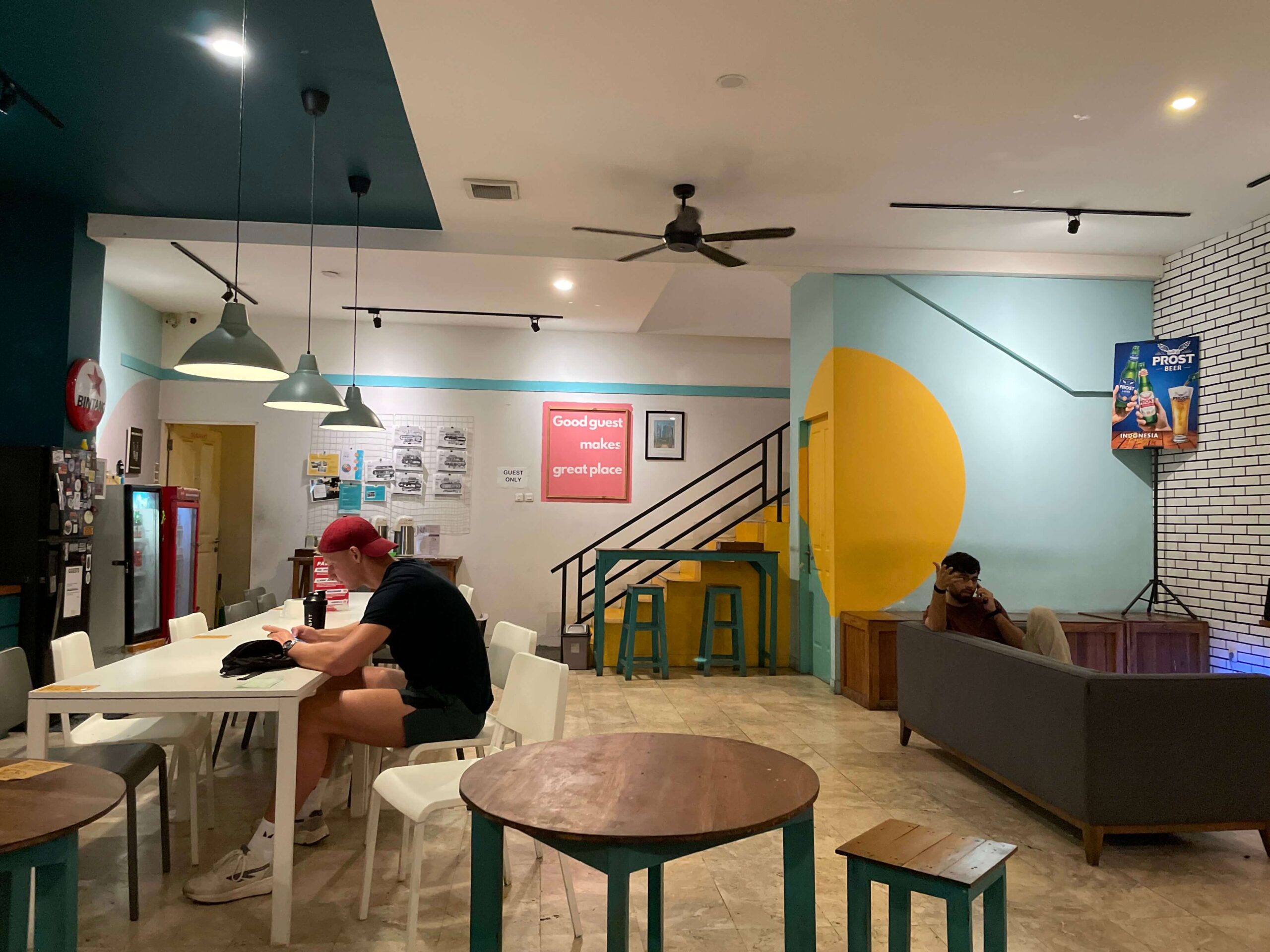 Interiér hostelu Wonderloft v Jakartě