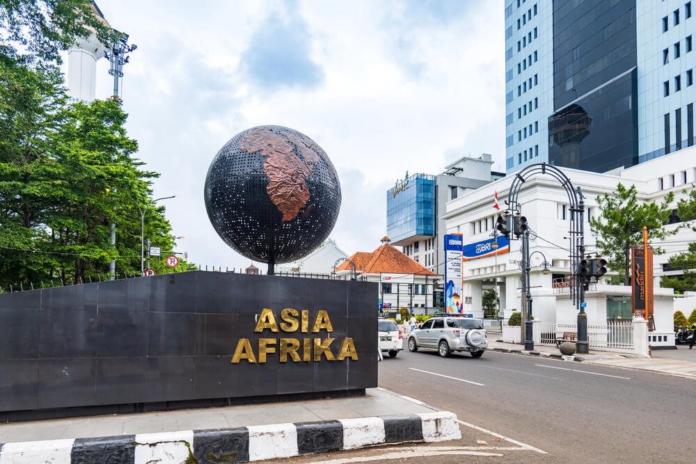 Asia Africa Street v historickém centru Bandung