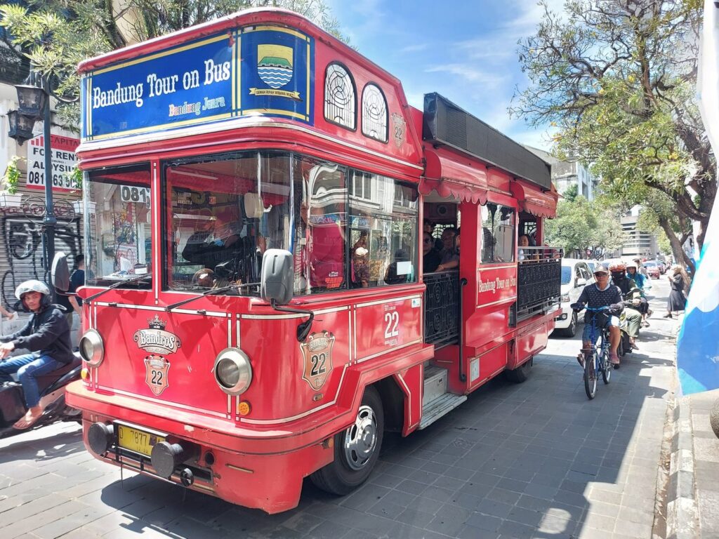Barevný vyhlídkový autobus Bandros v Bandung