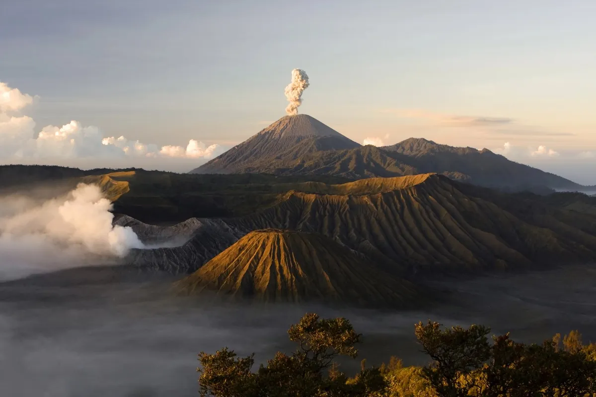 Sopky Bromo a Semeru při cestě z Malang