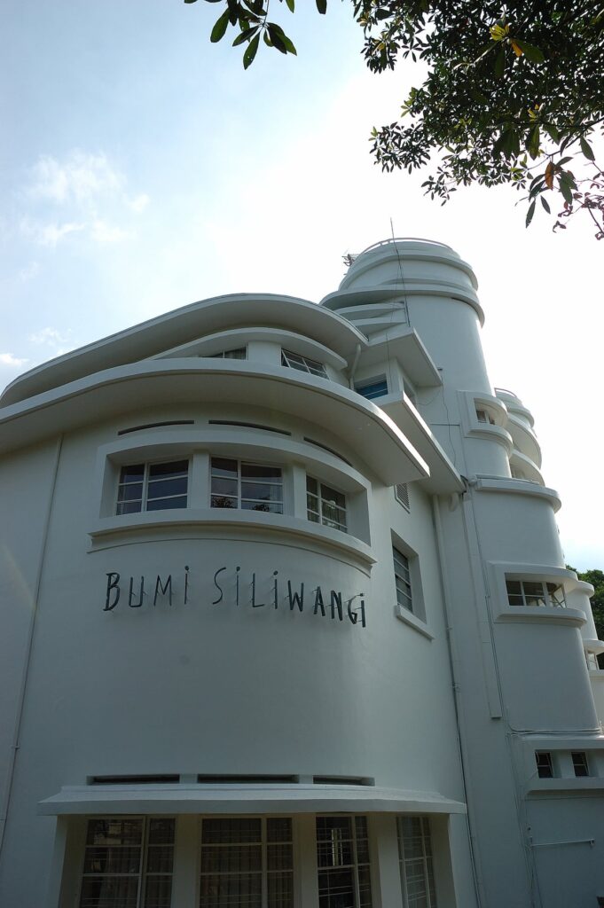 Nápis Bumi Siliwangi u Villa Isola v Bandung