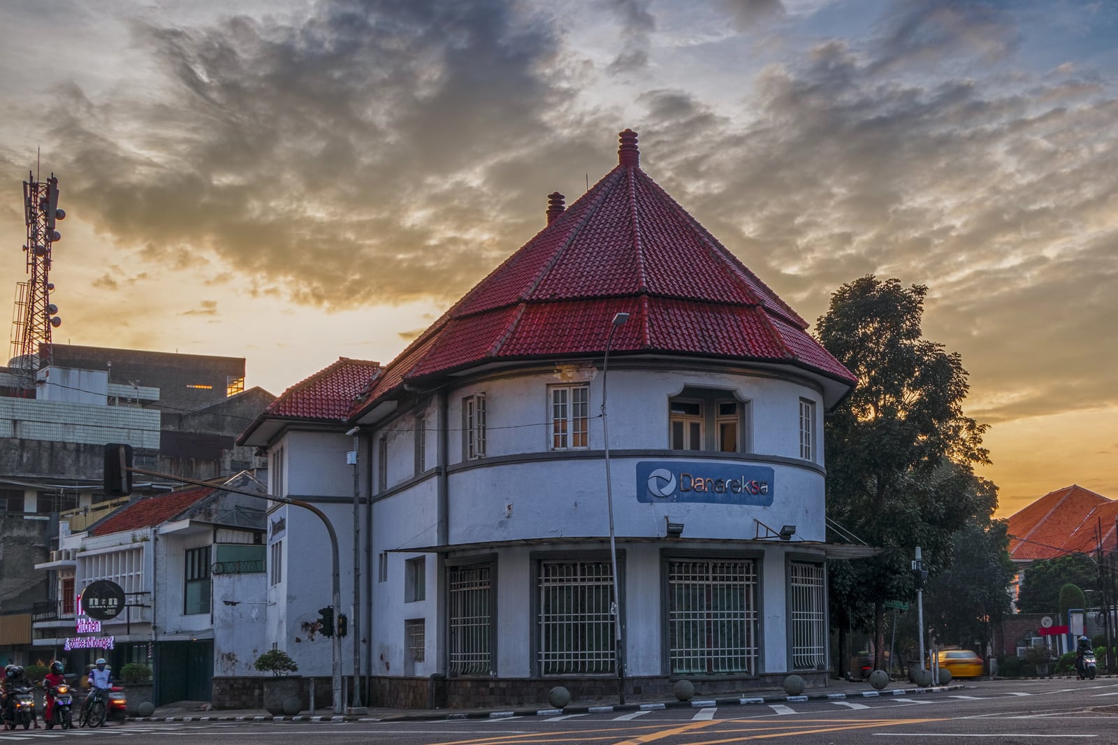 Historická budova na křižovatce v centru Bandung