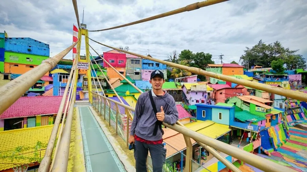 Most Jembatan Kaca mezi vesnicemi Jodipan a Tridi v Malang