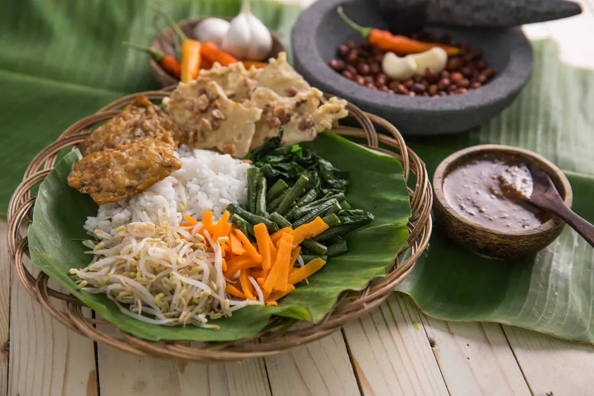 Pecel Kawi v Malangu se zeleninou a arašídovou omáčkou