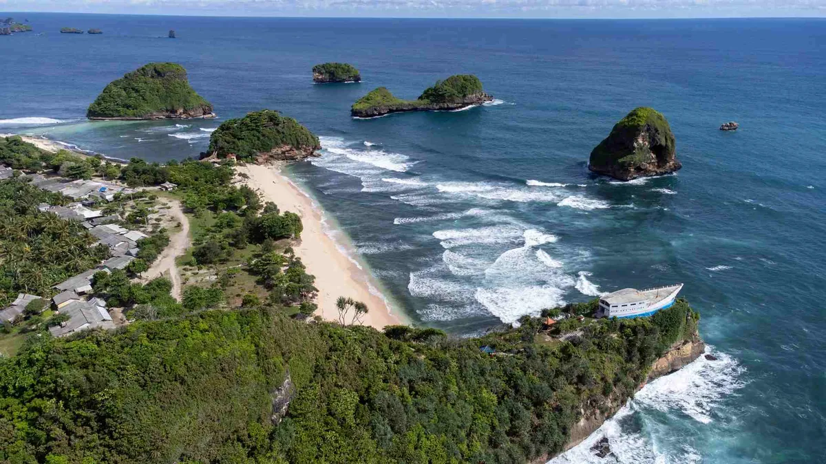 Pláž Goa Cina na jižním pobřeží u Malang