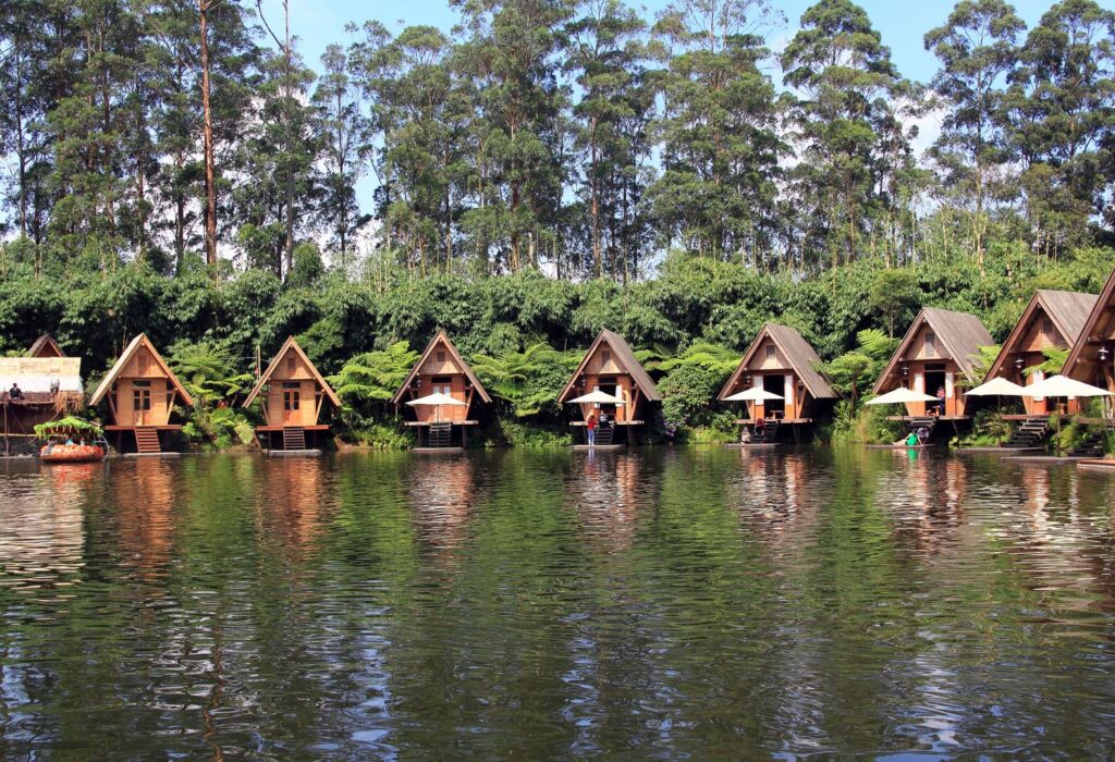 Resort v Lembang u Bandung s výhledem na vodu