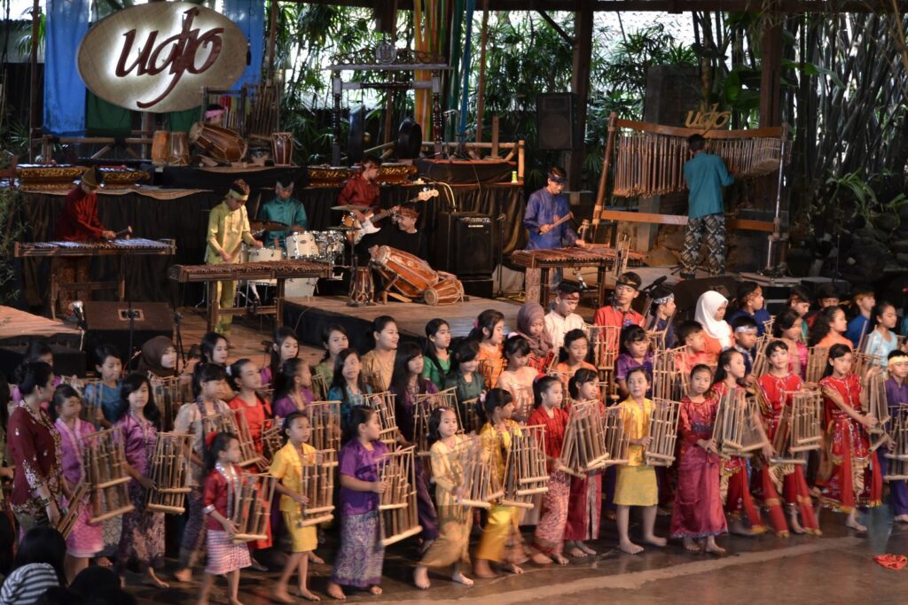 Děti vystupují při angklung show v Saung Angklung Udjo v Bandung