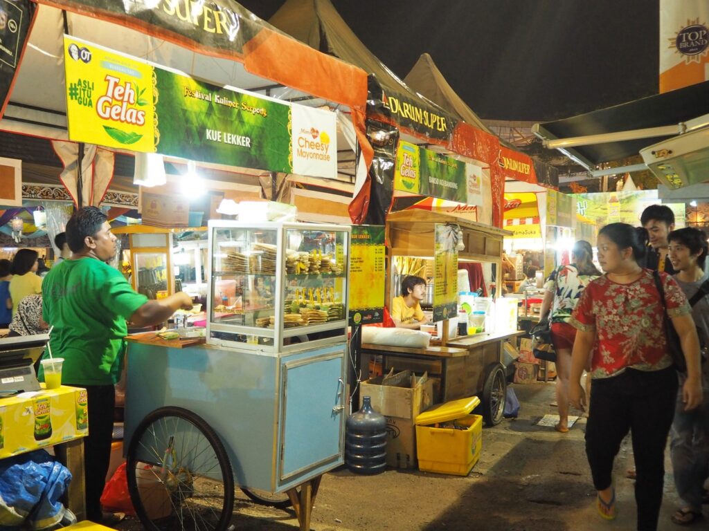 Street food na Sudirman Street v Bandung večer