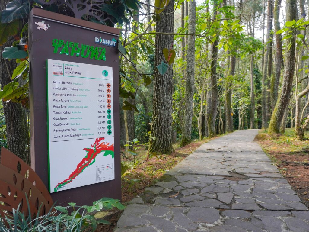 Stezka a návštěvnická cedule v lesoparku Tahura Djuanda u Bandung