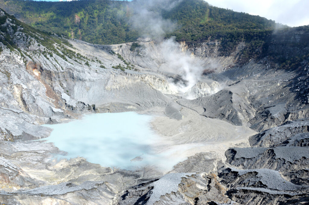 Kráter Kawah Ratu na sopce Tangkuban Perahu u Bandung
