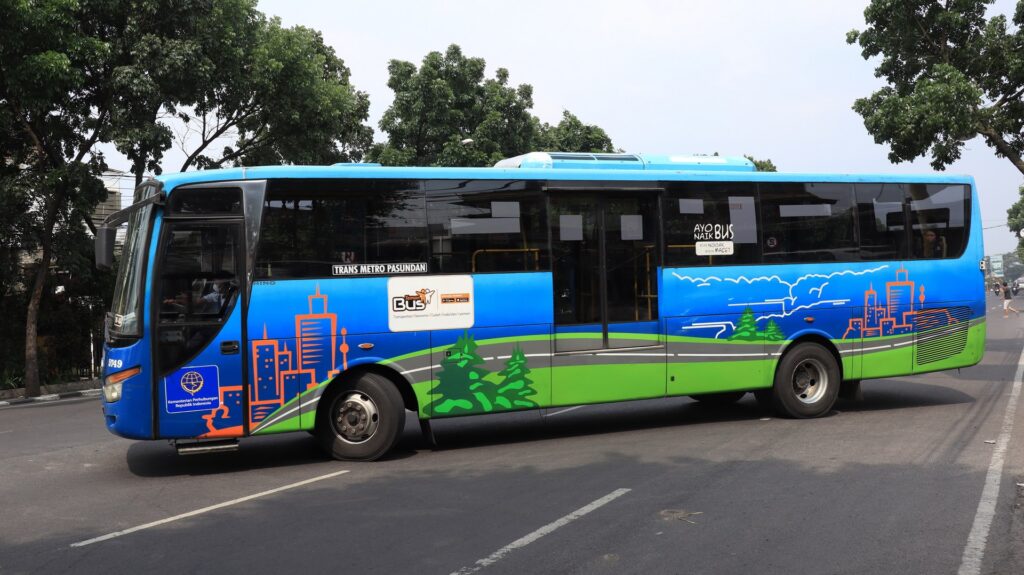 Modrý autobus Trans Metro Pasundan v Bandung