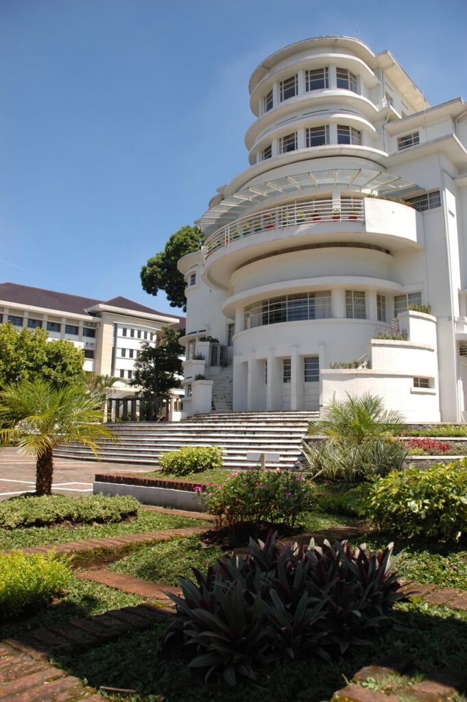 Exteriér Villa Isola v kampusu Universitas Pendidikan Indonesia v Bandung